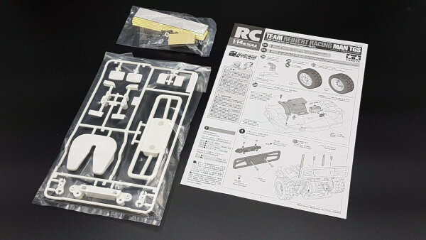 TAMIYA KAROSSERIE BAUSATZ "TEAM REINERT RACE TRUCK" MAN TGS 1:14, UNLACKIERT